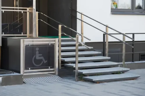 Platformy dla niepełnosprawnych – gdzie powinny się znaleźć?
